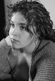 欧美卷发美女侧颜黑白摄影图片