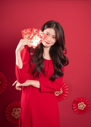 春节手持红包的美女图片