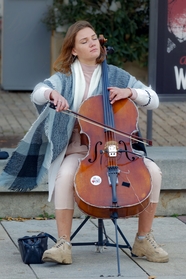欧美街头艺人拉大提琴图片