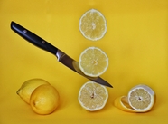 水果刀具切黄色柠檬图片