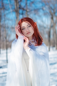 冬季雪地美女白色精灵角色扮演图片