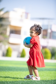 小女孩抱着足球在玩耍图片