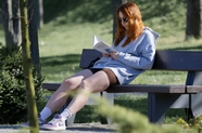 公园石板凳上看书的美女图片