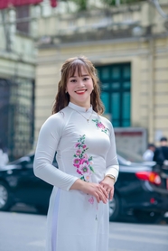 嫣然一笑白色奥黛美女图片