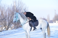 冬季户外骑马帅哥图片