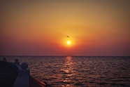 黄昏大海海平面落日余晖图片