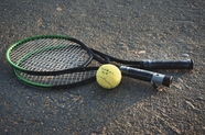 黄色网球和网球拍图片
