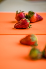 新鲜有机牛奶草莓摄影图片