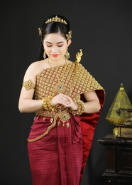 亚洲柬埔寨传统服饰美女写真图片