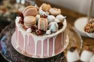 粉色马卡龙生日蛋糕图片