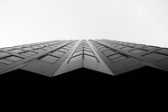 伦敦高楼建筑黑白仰拍图片