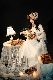 室内白色婚纱照写真艺术摄影图片