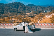 汽车旅拍婚纱照摄影图片