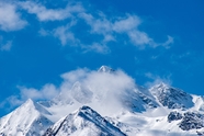 冬季蓝天白云雪域高山风景图片