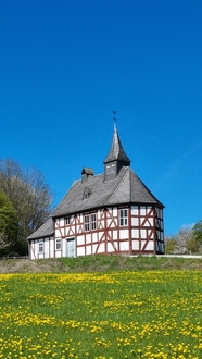 春天绿色草地乡村教堂建筑摄影图片