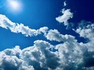 蓝色天空太阳白色卷积云图片