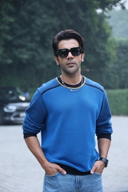 欧美随性风格戴墨镜帅哥图片