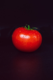 红色新鲜有机番茄特写图片