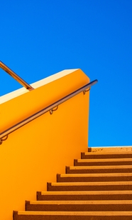 蓝色天空黄色楼梯墙图片