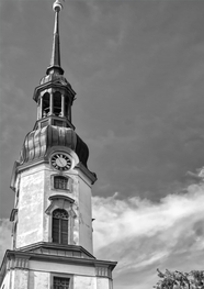 黑白艺术风格钟楼建筑摄影图片