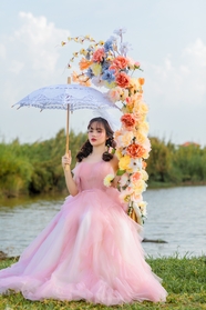 粉色婚纱美女撑伞写真图片