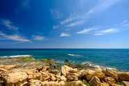 蓝天白云大海海岸礁石风光摄影图片
