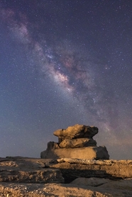 夜晚紫色星空岩石景观摄影图片