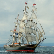 海上白色大型帆船图片
