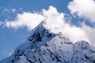 冬季蓝天白云雪山之巅摄影图片