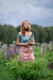 春天薰衣草花丛美女写真图片