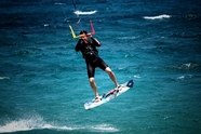 海上风筝冲浪运动图片