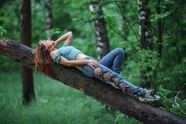 躺在树干上的俄罗斯美女图片