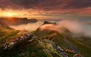 清晨雾气缭绕日出山脉风光摄影图片
