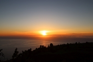 黄昏山脉云海夕阳余晖美景图片