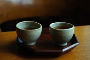 传统瓷器茶杯茶水摄影图片