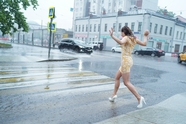 欧美美女雨中十字街头奔跑图片