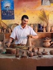陶艺大师制作陶瓷制品图片