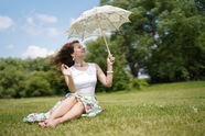 户外绿色草地撑伞美女写真图片