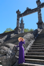 越南紫色奥黛旗袍美女写真图片