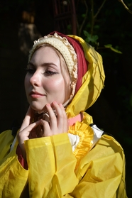 黄色民族服饰美女写真图片
