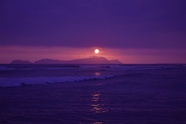 紫色黄昏大海落日余晖摄影图片