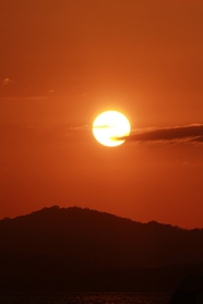 黄昏远山夕阳余晖摄影图片