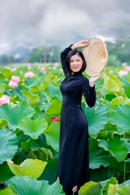 越南黑色奥黛美女荷塘写真图片