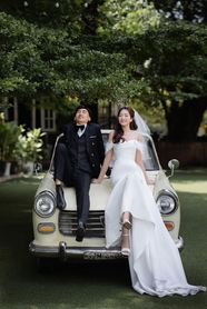 亚洲情侣汽车婚纱照写真摄影图片