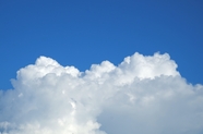 蓝色天空白色卷积云云团图片