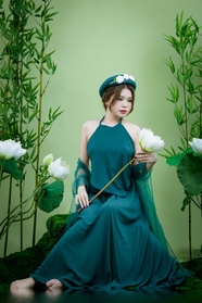 亚洲绿色肚兜裙装美女写真图片