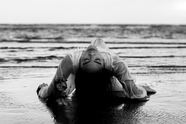 海滩性感湿身诱惑人体模特黑白摄影图片