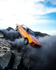 掉进悬崖下的橙色汽车图片
