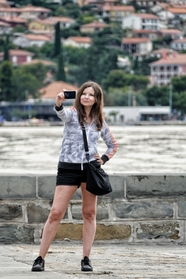 中年美女户外手持相机自拍图片