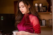 亚洲酒红色丝绒旗袍美女图片